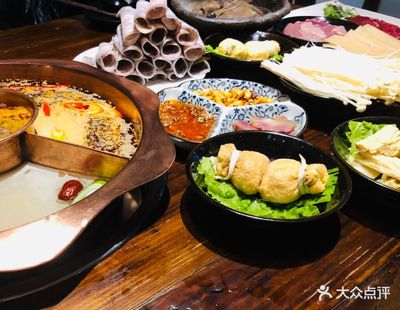 單純火鍋，川渝之魂——湖濱商業街的紅油盤盤烤